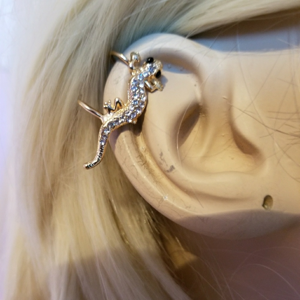Baby Gold Gecko Ear Cuff